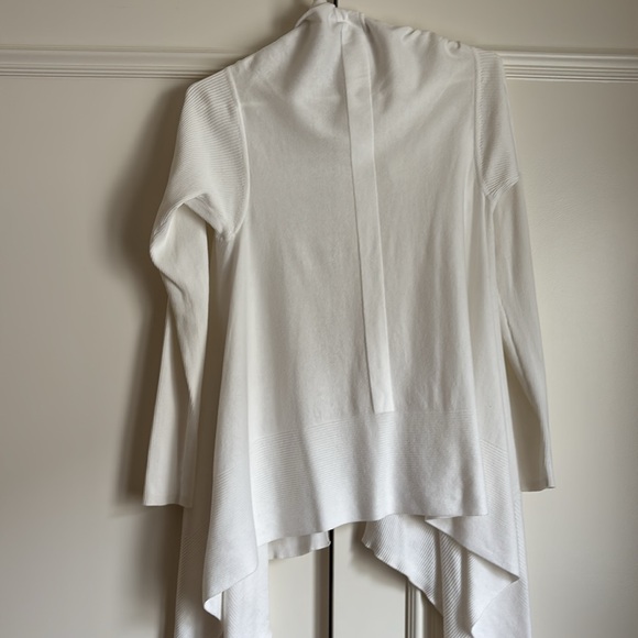 Tommy Bahama wrap with sleeves, size M - Picture 3 of 3